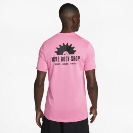 DZ2735-607 M NK DF TEE RLGD BODY SHOP 2 NIKE HOMME
